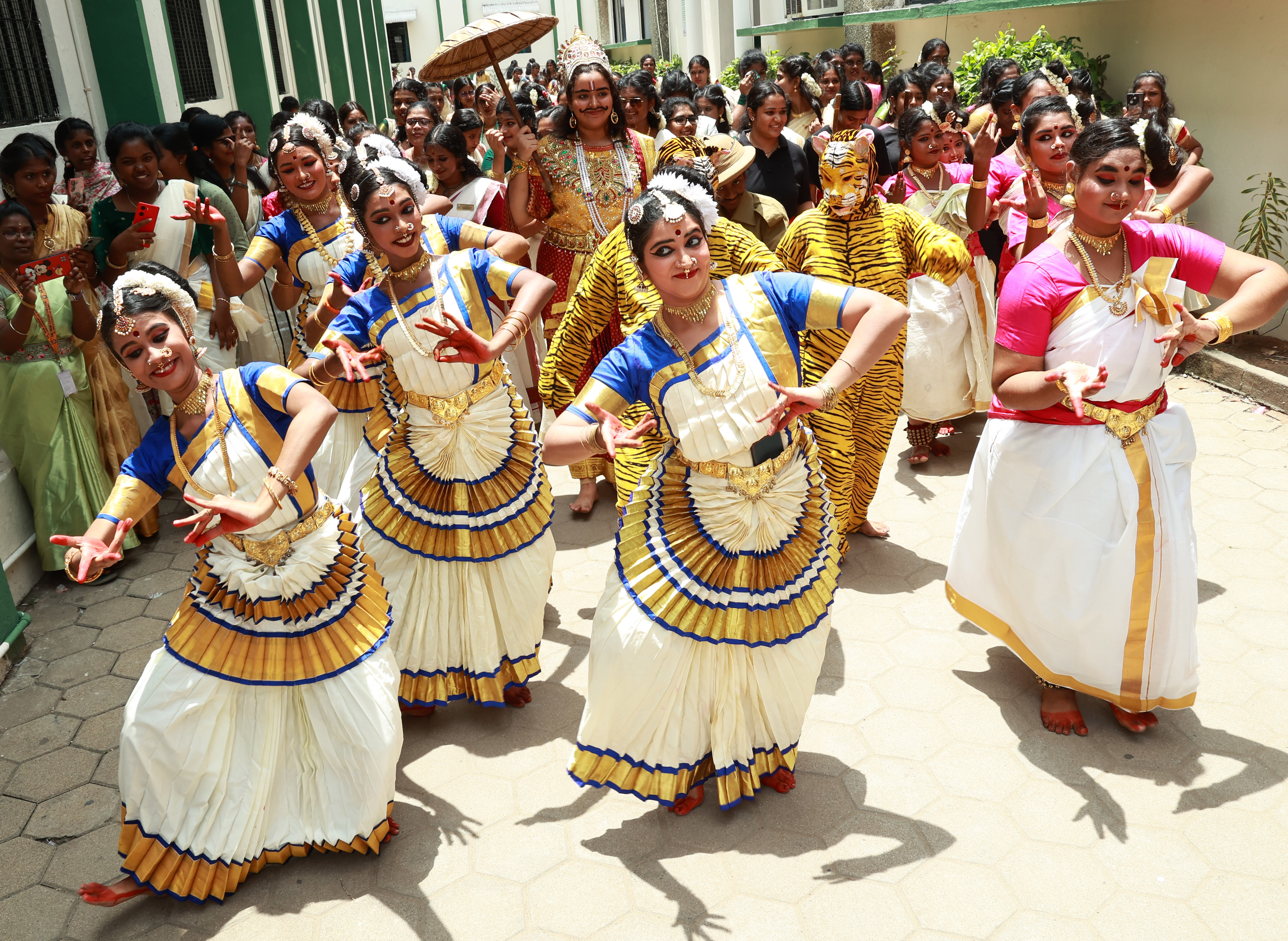 Dr. MGR-Janaki College Celebrates Onam with Dance Performances & Onam Sadya