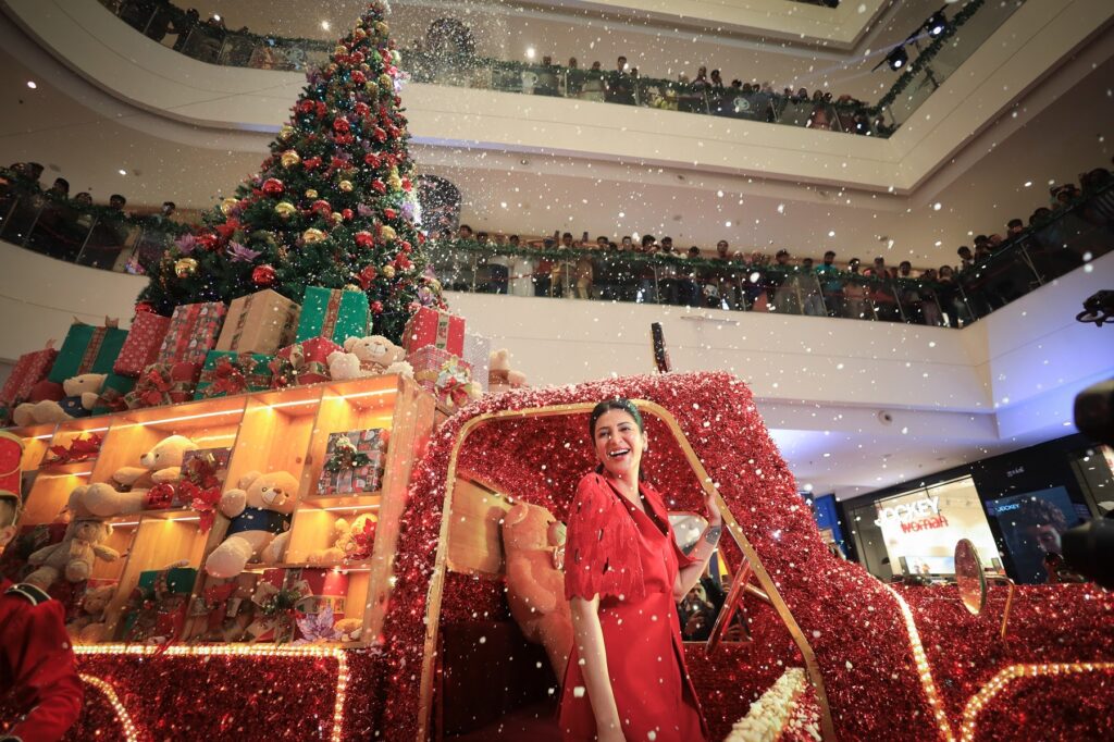 AN EVENING OF FESTIVE GRANDEUR AT PHOENIX MARKETCITY WITH SHRUTI HAASAN